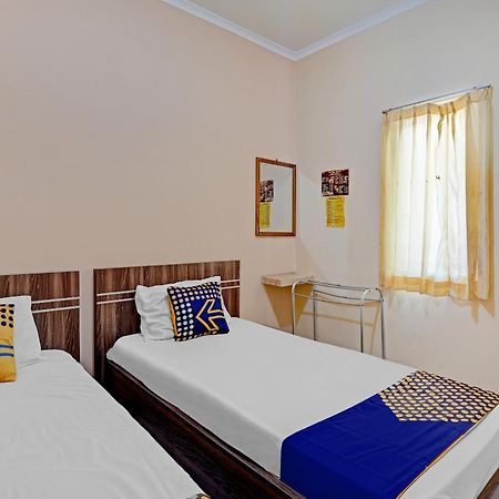 Oyo 90622 Hotel Galaksi Ponorogo Exterior photo
