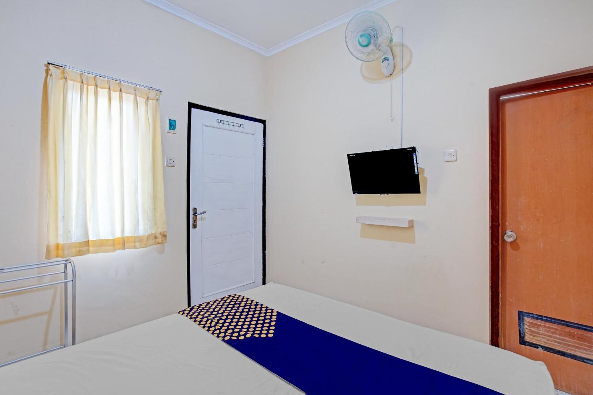 Oyo 90622 Hotel Galaksi Ponorogo Exterior photo