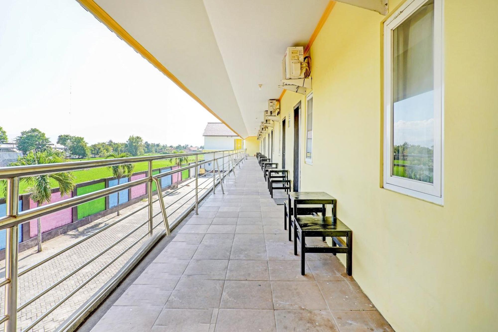 Oyo 90622 Hotel Galaksi Ponorogo Exterior photo