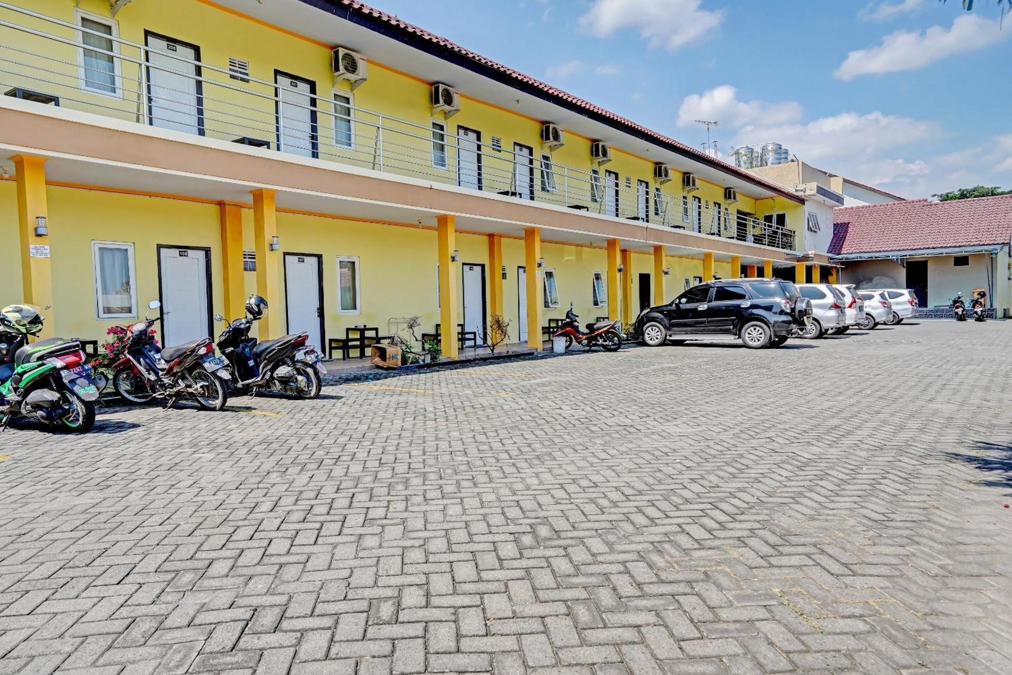 Oyo 90622 Hotel Galaksi Ponorogo Exterior photo